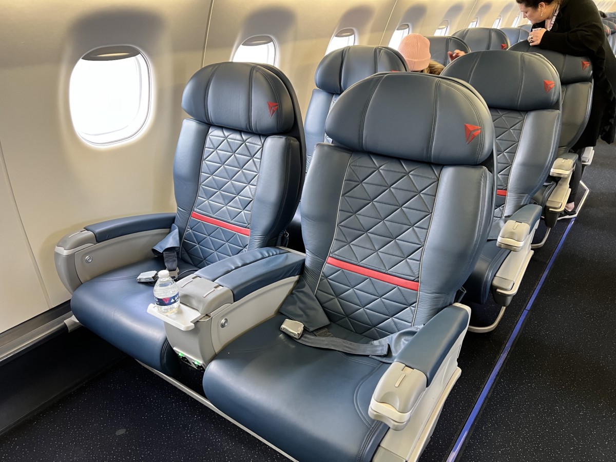 Delta Connection (Skywest) First Class | Embraer 175 | Chicago - New York | DL4095