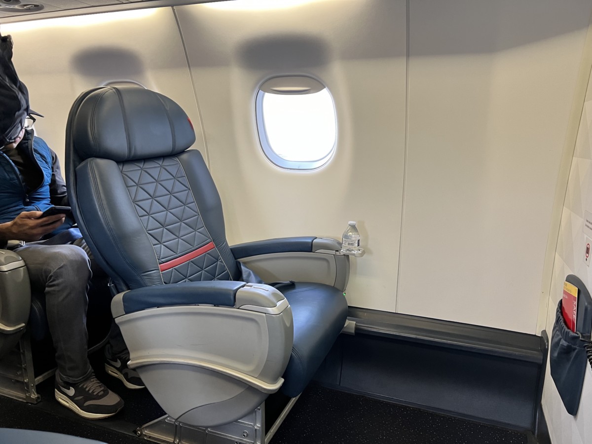 Review: Delta Connection (Skywest) First Class | Embraer 175 | Chicago - New York | DL4095