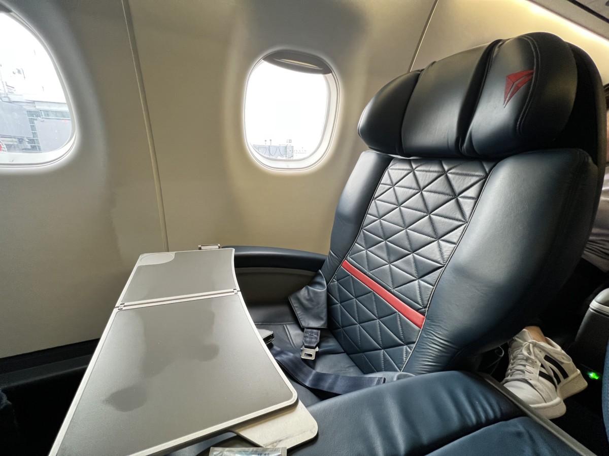 Review: Delta Connection (Skywest) Embraer 175 | First Class Chicago - New York