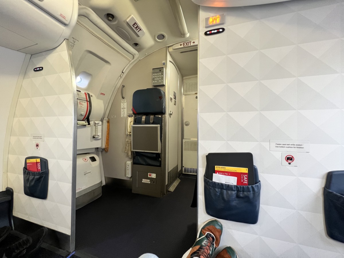 Review: Delta Connection (Skywest) Embraer 175 | First Class Chicago - New York