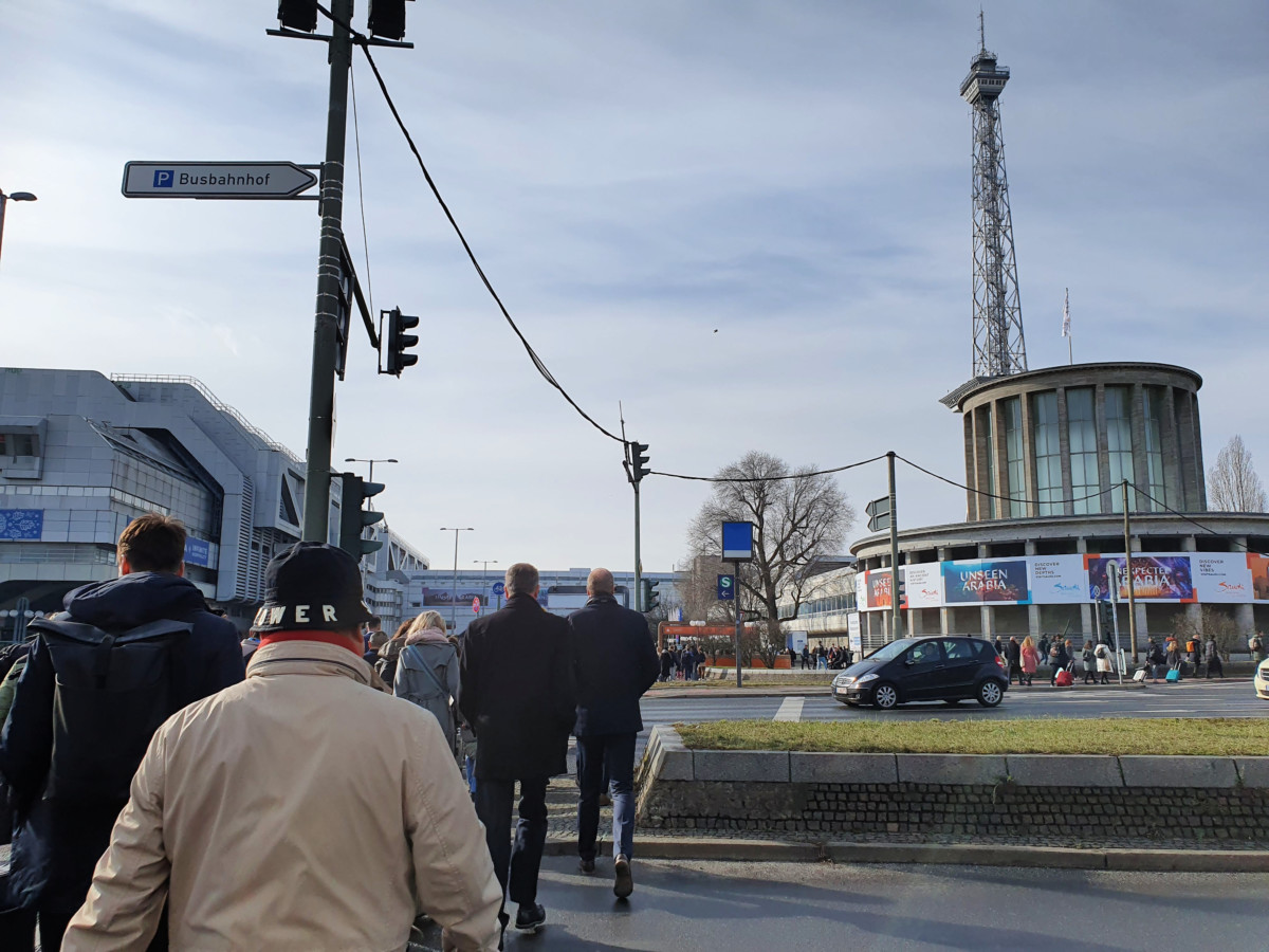 Bezoekers arriveren bij Messe Berlin