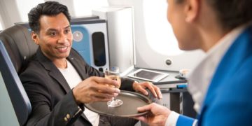 KLM champagne aan boord voor World Business class B777-300ER