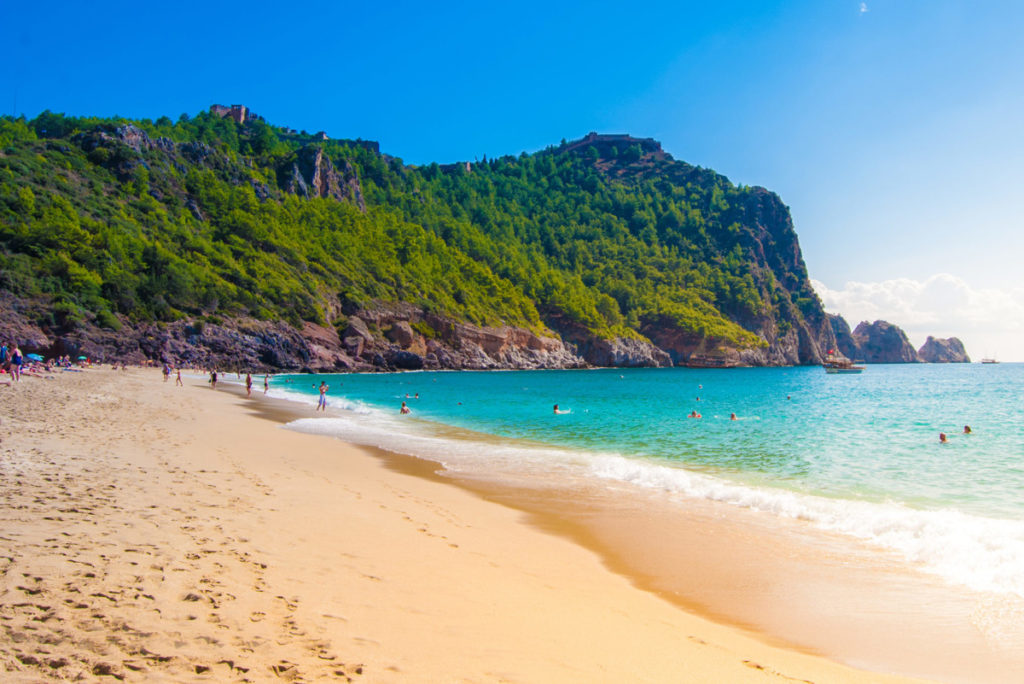 Het Brede zandstrand van Alanya (Bron: Corendon)