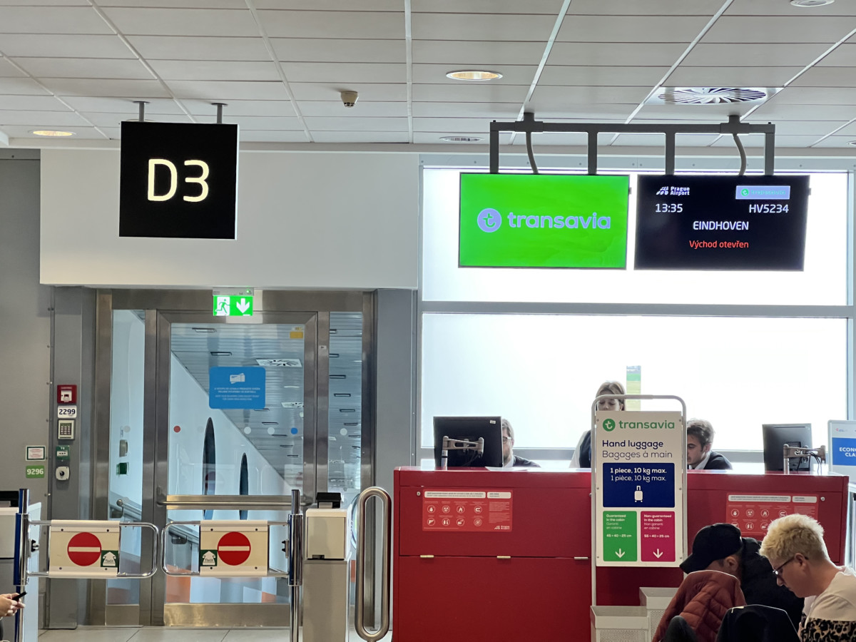 Review Transavia Boeing 737 Economy HV5234 Eindhoven Prague Praag