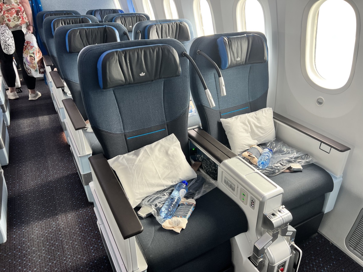 Review: KLM Boeing 787-10 Dreamliner | Premium Comfort Las Vegas - Amsterdam