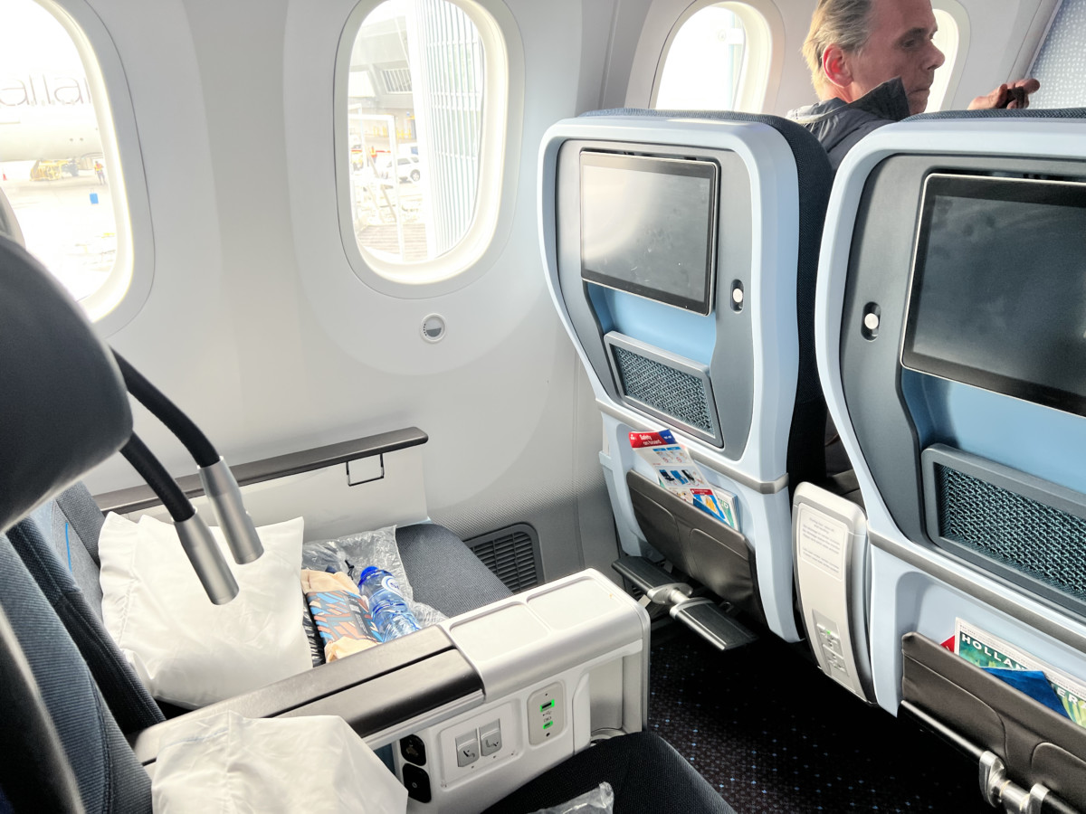 Review: KLM Boeing 787-10 Dreamliner | Premium Comfort Las Vegas - Amsterdam