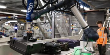 Schiphol test eerste bagagerobot en tilhulp