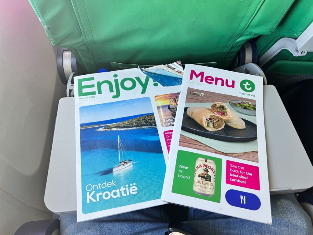 Inflight magazine en menu bij Transavia 