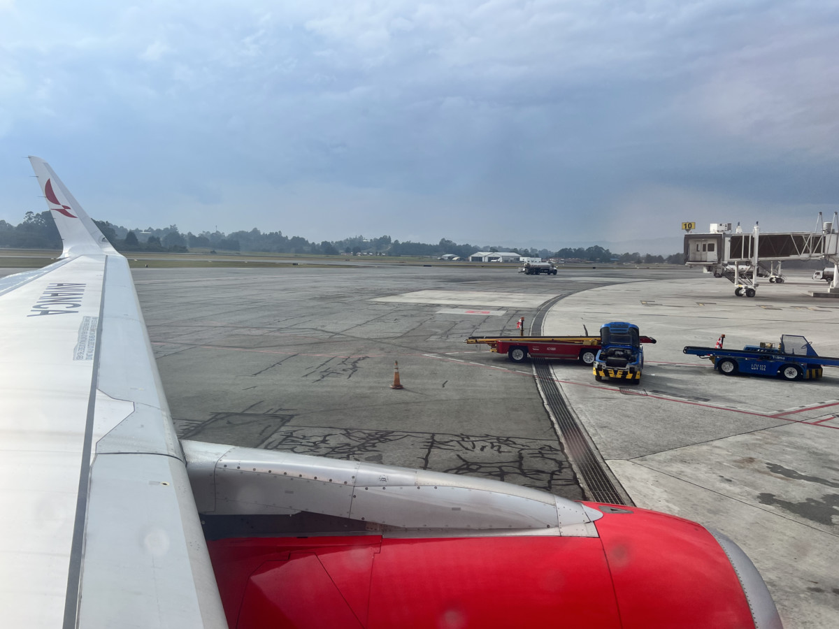 Uitzicht vanuit de Avianca Airbus A320 op Medellin International Airport