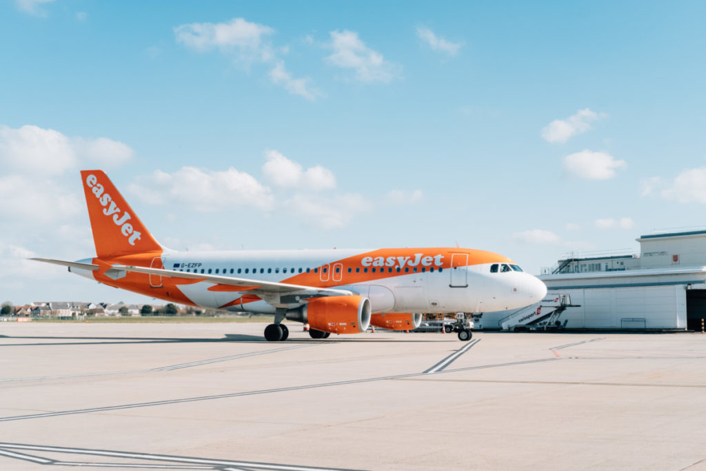 Airbus A319 van easyJet vliegt naar Jersey easyJet start aankomende winter met vier nieuwe lijndiensten vanaf Amsterdam Airport Schiphol. easyJet vliegt deze winter naar 39 bestemmingen.