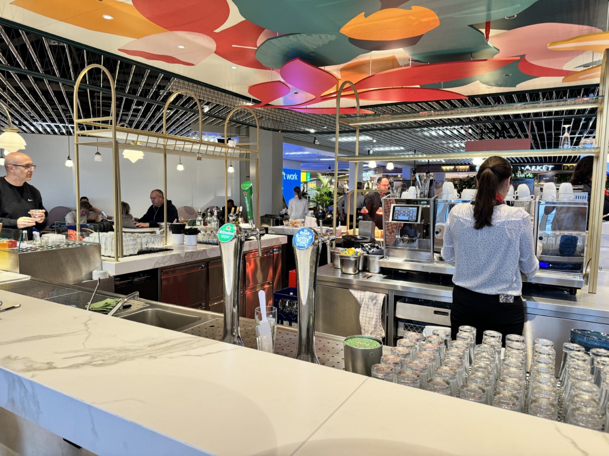 InsideLook - Café Flor Non-Schengen | Vervangt Aspire Lounge 41 - Amsterdam Airport Schiphol