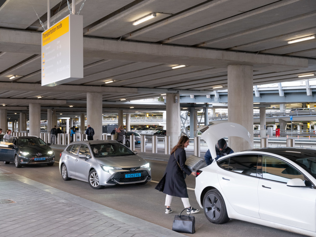 Schiphol komt met speciale zone voor Uber en Bolt taxi