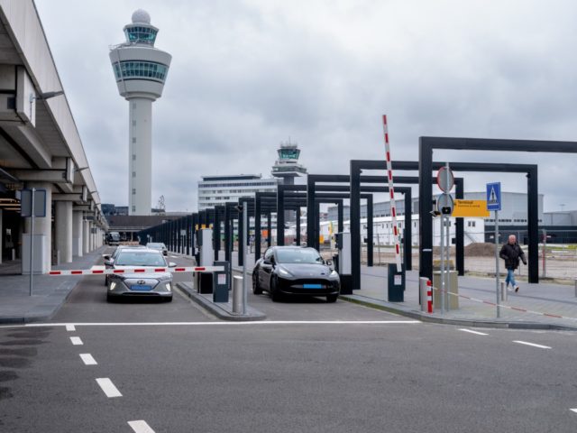 Schiphol komt met speciale zone voor Uber en Bolt taxi