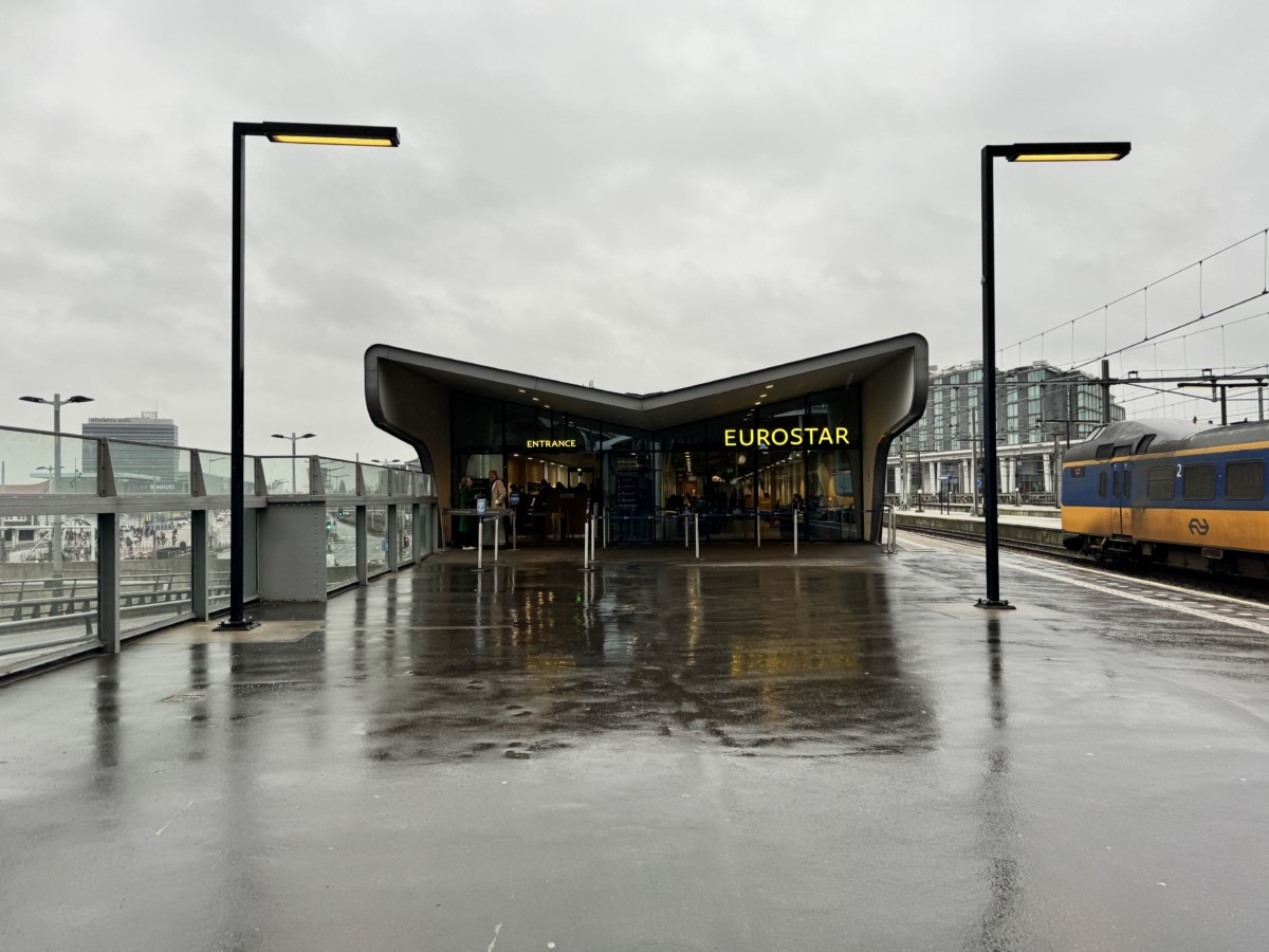 Terminal gebouw van Eurostar op spoor 15b van Amsterdam Centraal