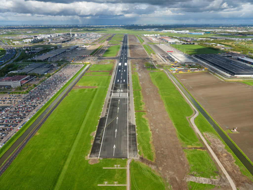 Kaagbaan op Amsterdam Airport Schiphol weer open na groot onderhoud