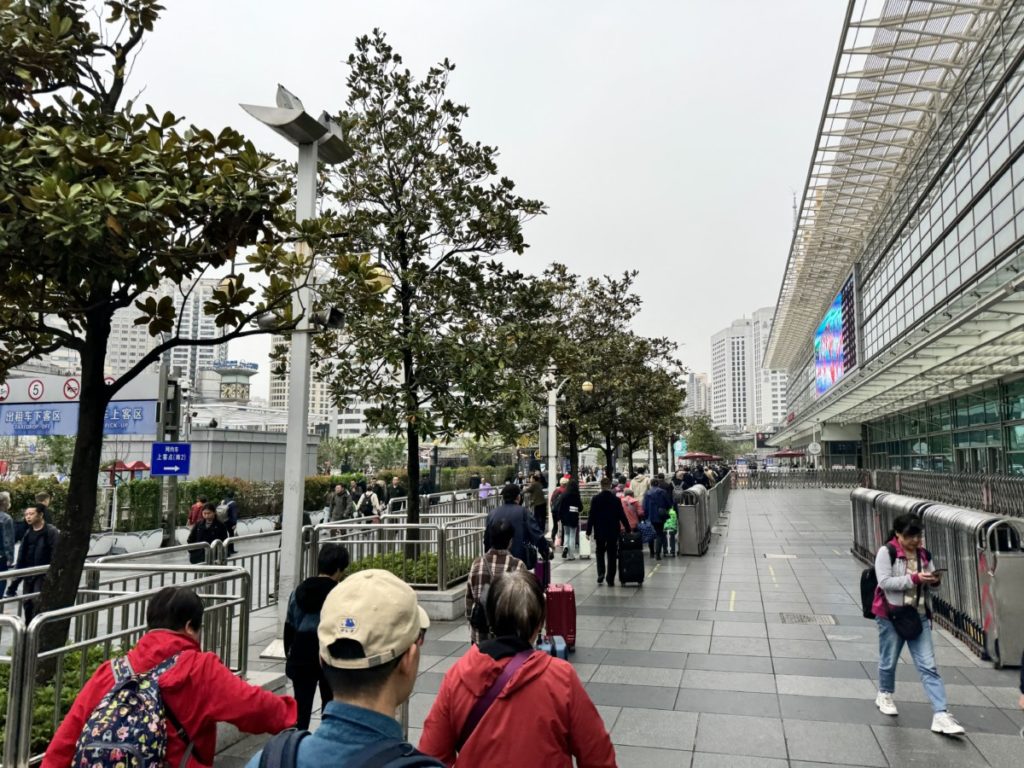 Wachtrij voor de ingang van Shanghai Railway station