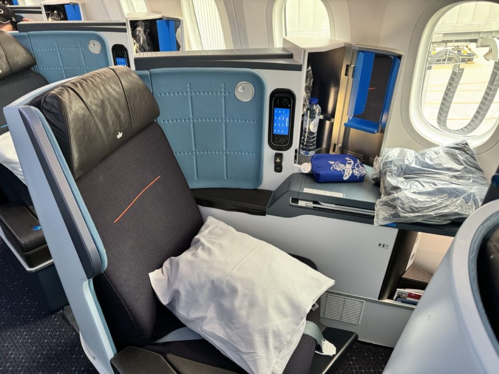 Review: KLM World Business Class | Beijing - Amsterdam | Boeing 787-9