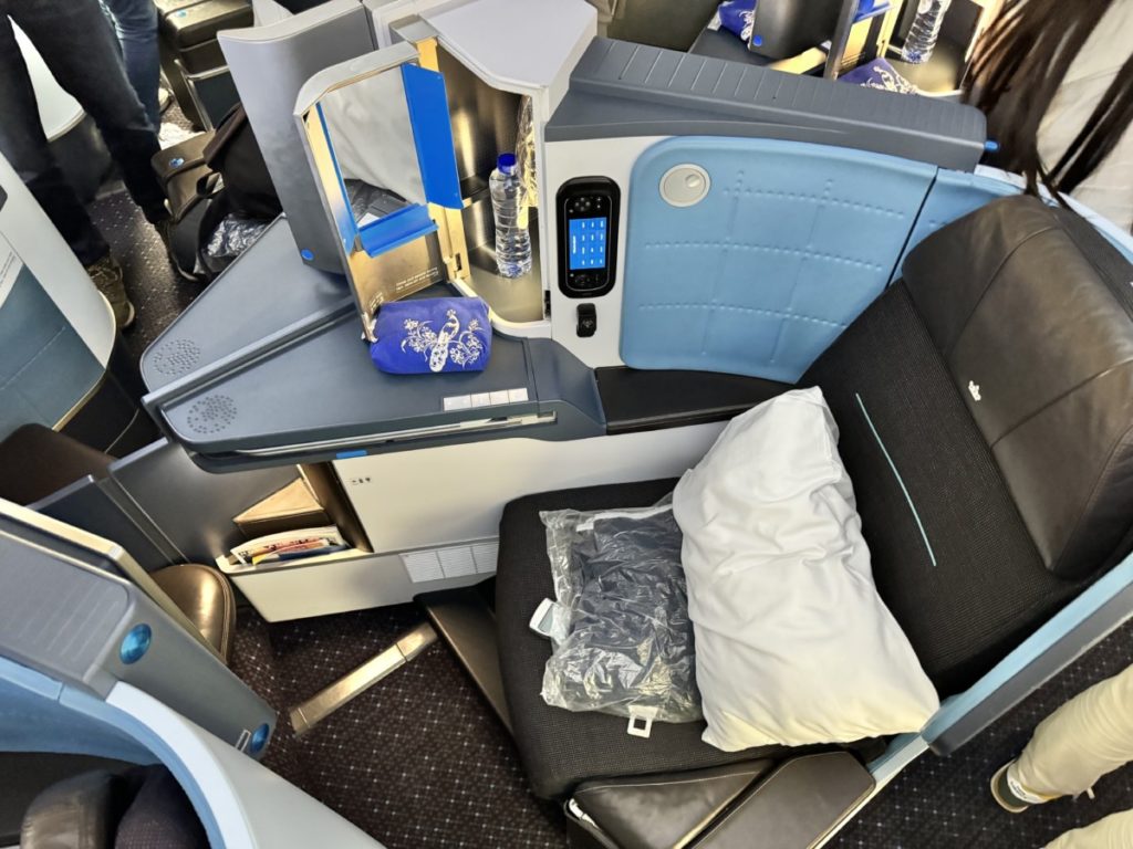 Review: KLM World Business Class | Beijing - Amsterdam | Boeing 787-9