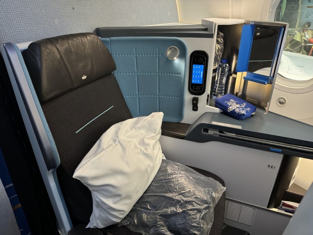 Review: KLM World Business Class | Beijing - Amsterdam | Boeing 787-9