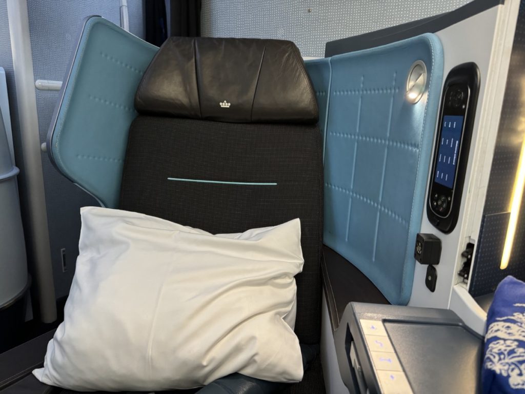 Review: KLM World Business Class | Beijing - Amsterdam | Boeing 787-9