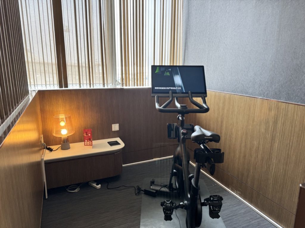 Hometrainer Hainan Airlines HNA Club lounge Beijing Capital Airport (PEK)