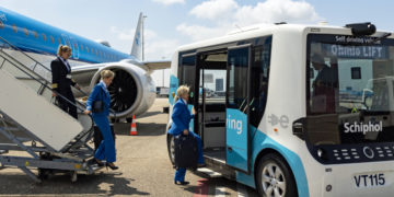 Schiphol zelfrijdende shuttle service crew KLM Cityhopper