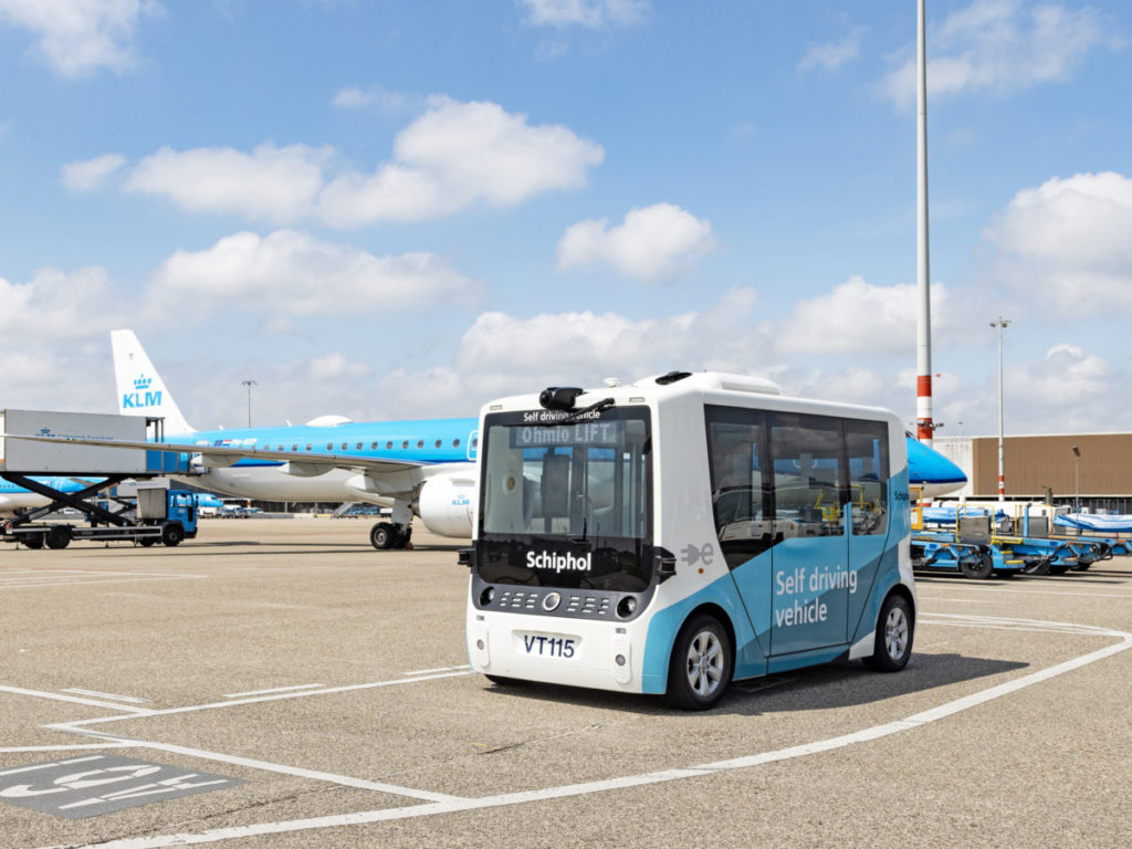 Schiphol zelfrijdende shuttle service crew KLM Cityhopper