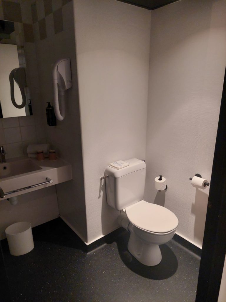 Toilet Ibis Styles Paris Gare de l'Est Chateau Landon