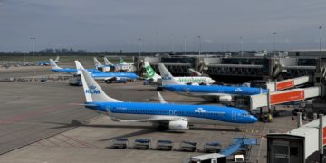 KLM gaat bezuinigen, wat merkt de reiziger?