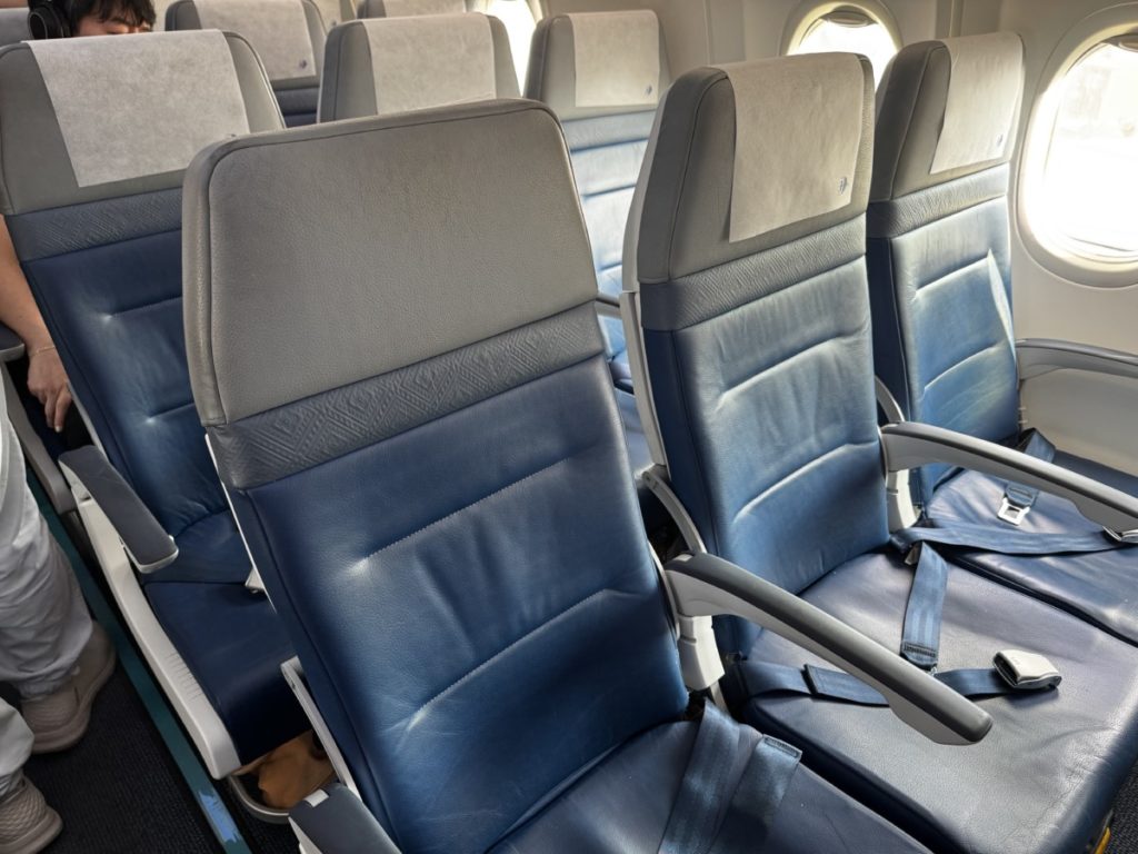 Economy Class cabine in de Boeing 737 van Malaysia Airlines