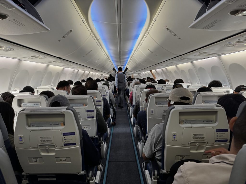 Economy Class cabine in de Boeing 737 van Malaysia Airlines