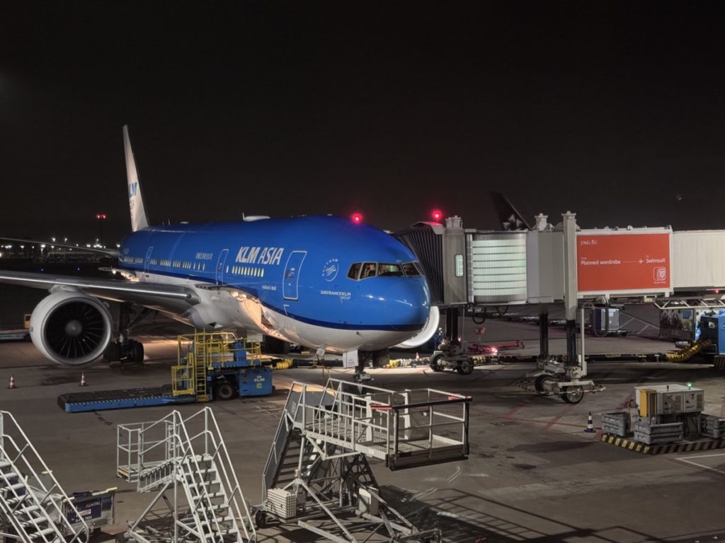 KLM Boeing 777-200 ER in KLM Asia livery op de luchthaven Amsterdam Airport Schiphol