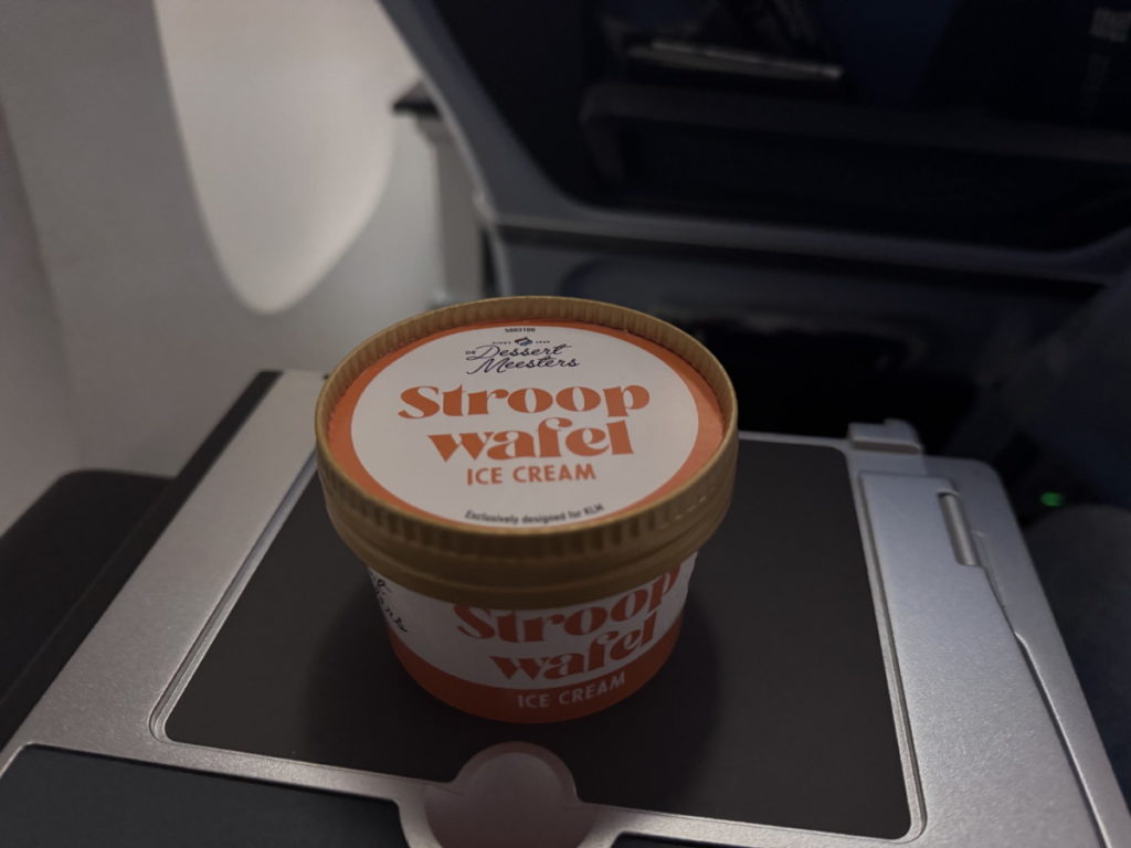 Stroopwafelijs aan boord bij KLM in Premium comfort