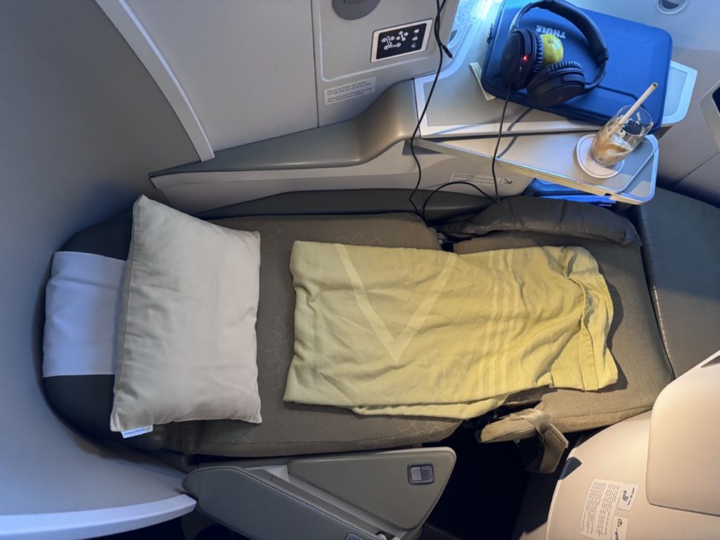 Vietnam Airlines Boeing 787-9 Business Class fully flat seat