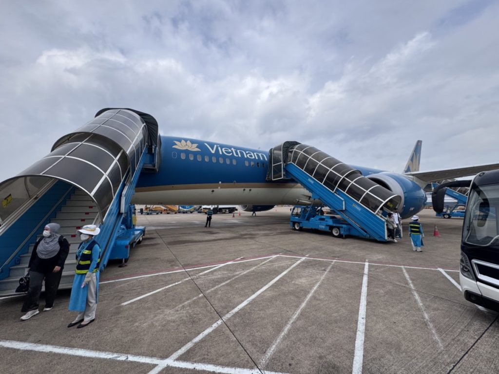 Boeing 787-9 van Vietnam Airlines staat geparkeerd op het platform 