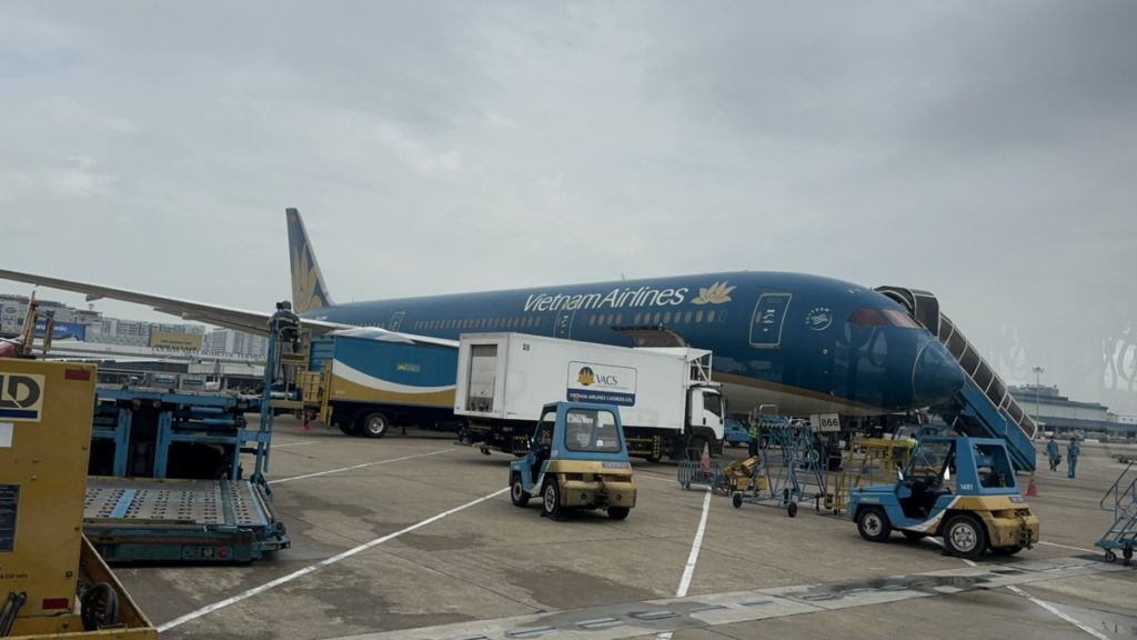 Boeing 787-9 van Vietnam Airlines staat geparkeerd op het platform 