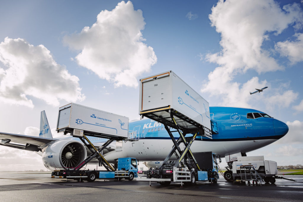 KLM Catering Services introduceert twee 100% elektrische cateringtrucks. De komende tijd worden de twee trucks uitvoerig getest op Schiphol.