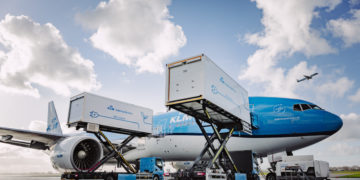 KLM Catering Services introduceert twee 100% elektrische cateringtrucks. De komende tijd worden de twee trucks uitvoerig getest op Schiphol.