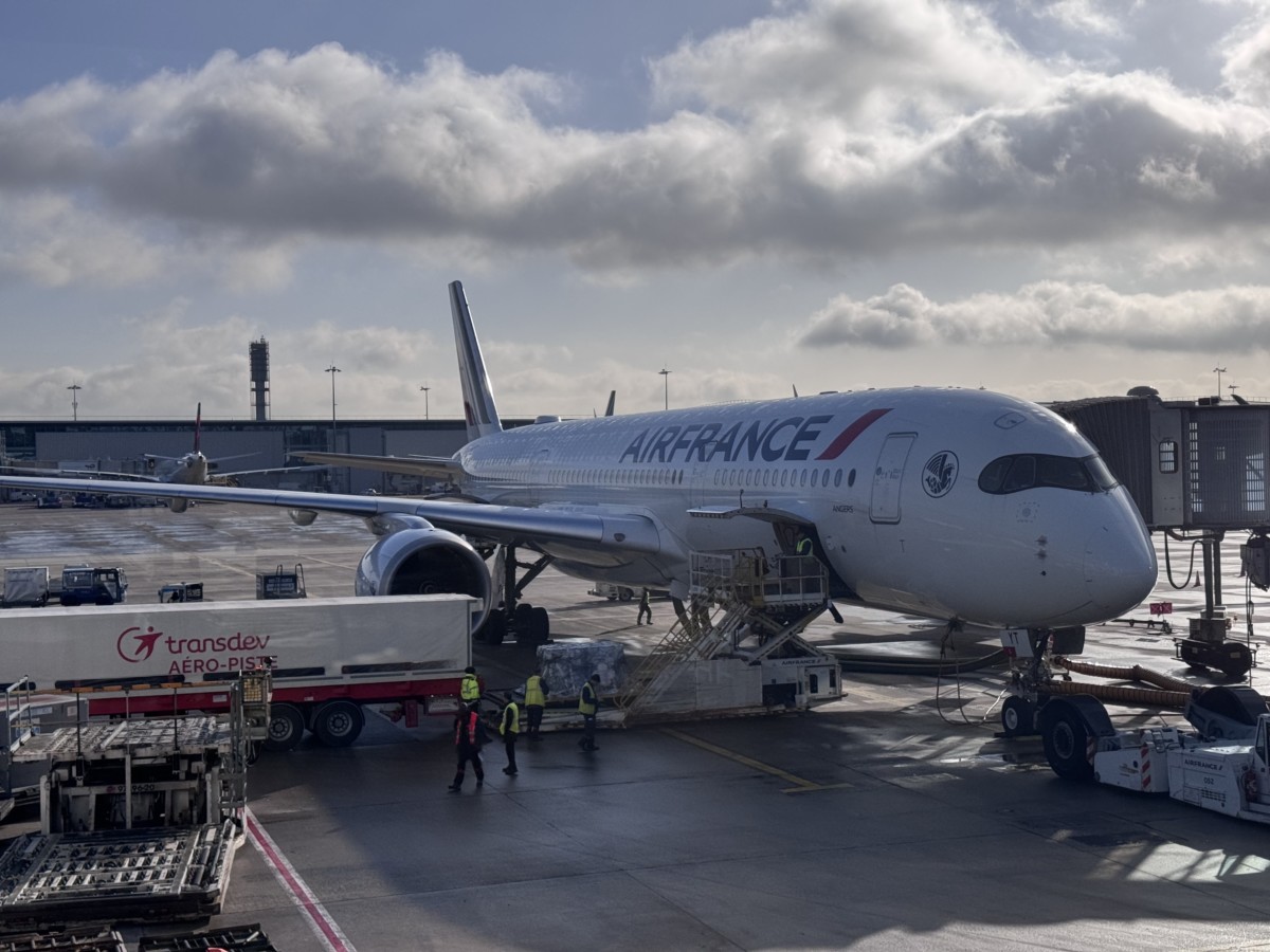 Luchthaven Parijs met op de achtergrond een A350 toestel van Air France