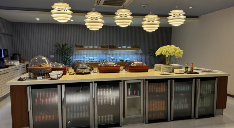 Buffet van de Moonimaa Lounge op MLE Airport