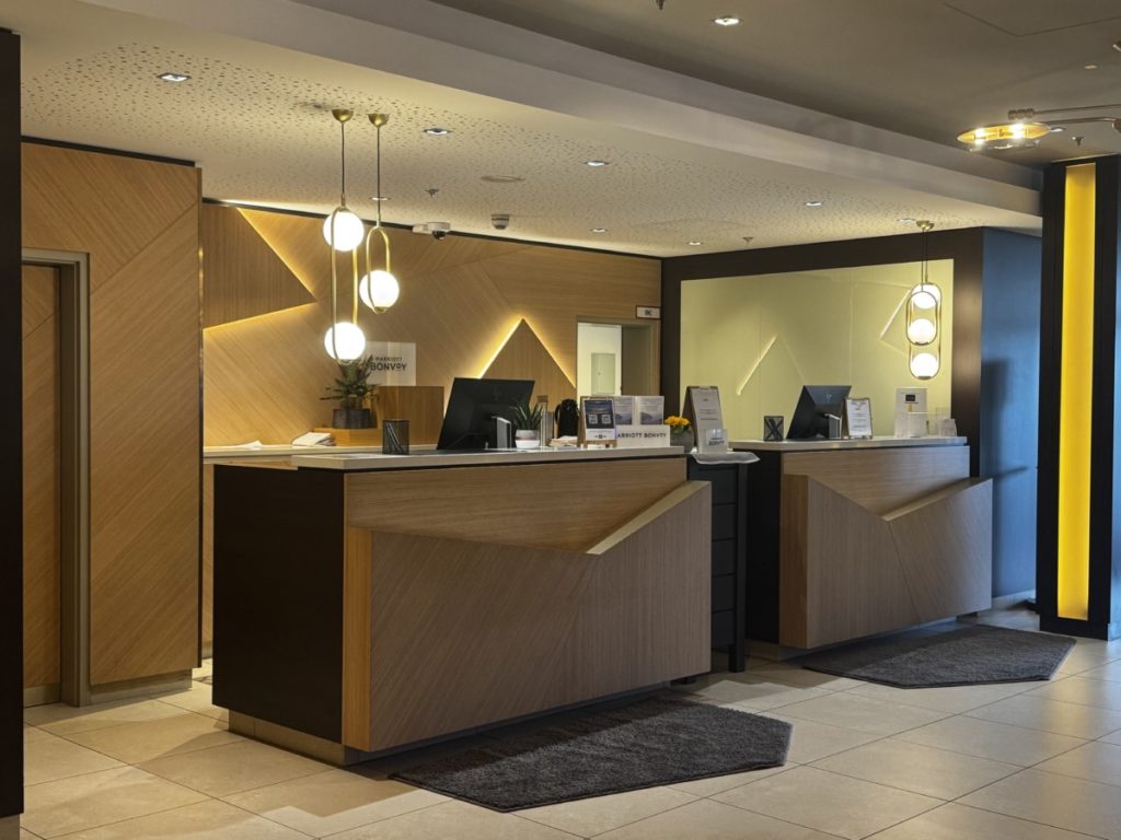 Receptie en lobby van het Courtyard Wiesbaden-Nordenstadt