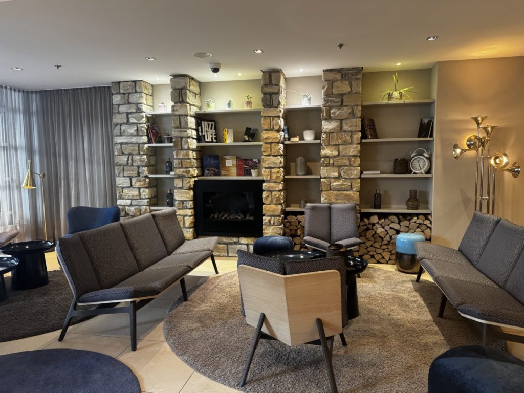 Lobby van het Courtyard Wiesbaden-Nordenstadt