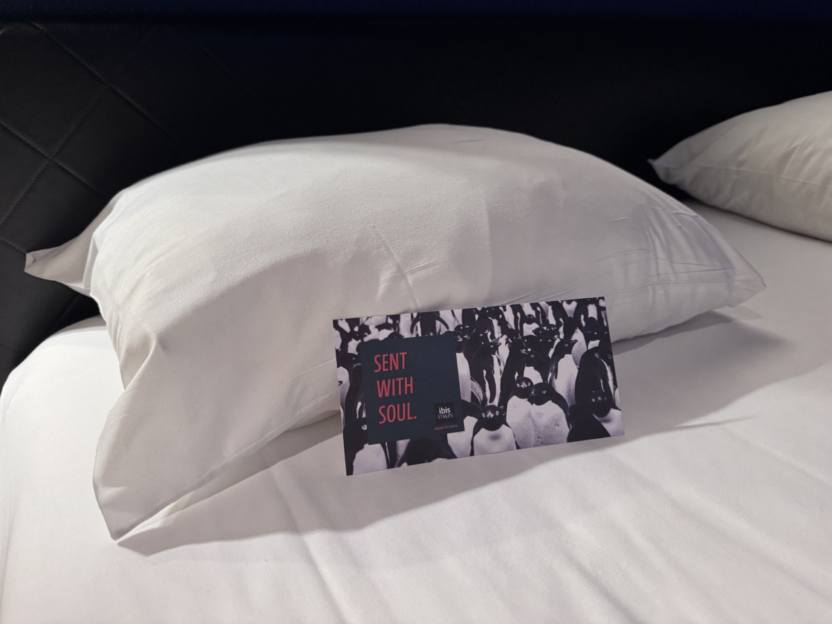 Kussen met een kaartje van het hotel
