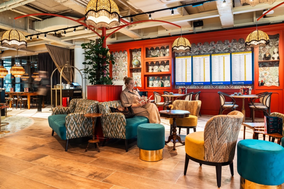 Schiphol Lounge 1 The Wanderer