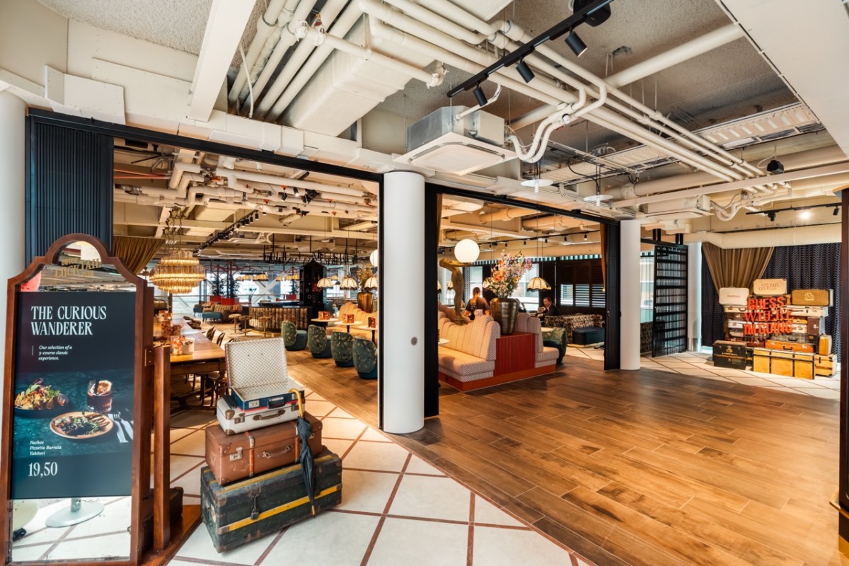 Schiphol Lounge 1 The Wanderer