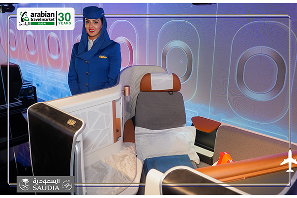 Saudia Airbus A321XLR Business Class stoel met cabin attendant