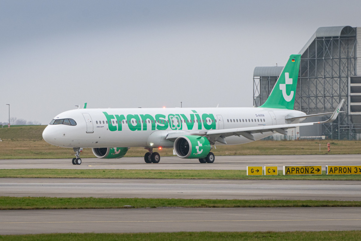 PH-YHR taxiet voor een testvlucht op Hamburg Finkenwerder Airport